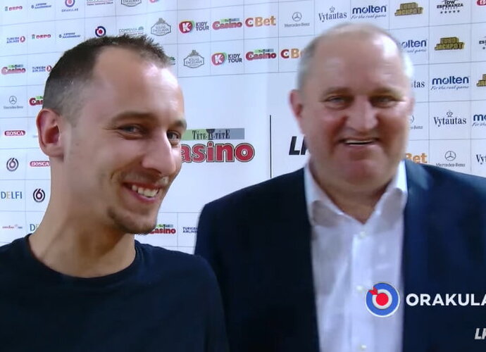 Vyrai pokštavo prieš kameras