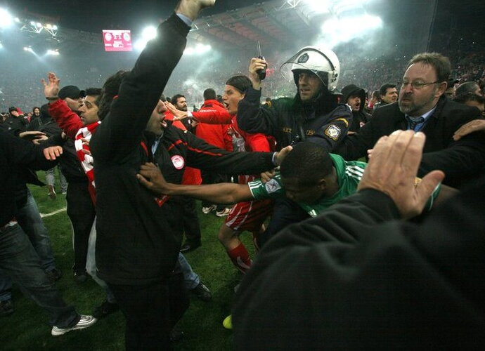 „Olympiacos“ sirgaliai grūmėsi su turkais