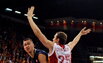 Donatas Motiejūnas bando įveikti Dariaus Songailos gynybą