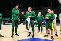 A.Sabonis sveikino su gimtadieniu trenerį (Foto: Žygimantas Vingelis)