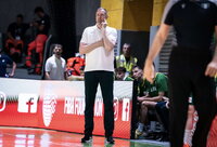 D.Songaila ruošiasi pokalbiui su ALK vadovais (FIBA nuotr.)