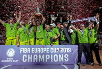 Sasario klubas džiaugėsi trofėjumi (FIBA Europe nuotr.)