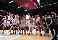 Šveicarai švenčia pateiktą staigmeną (FIBA nuotr.)