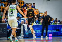 M.Kuzminskas aikštelę paliko susiėmęs už nugaros (FIBA nuotr.)
