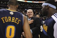 Denverio krepšininkai sveikina savo trenerį George'ą Karlą. Vienas sėkmingiausių NBA trenerių iškovojo 1000-ąją pergalę (Scanpix)