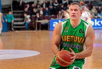 V.Alekna pasižymėjo dėjimu į krepšį (Foto: Augustas Didžgalvis)