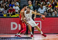 Lemiamu galėjęs tapti J.Strelnieko tritaškis skriejo pro šalį (FIBA Europe nuotr.)