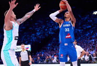 V.Wembanyama dominavo prieš slovėnus (FIBA nuotr.)