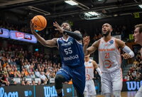 J.Dentmonas per pirmus du kėlinius pataikė net 7 tritaškius (FIBA Europe nuotr.)