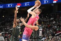 K.Porzingis buvo sunkiai sulaikomas (Scanpix nuotr.)