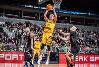 M.Kuzminskas žibėjo mače Rygoje (FIBA nuotr.)