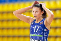 G.Jasiunskaitę kolegės išrinko gražiausia LMKL krepšininke (Foto: Augustas Didžgalvis)