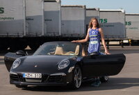 „Hoptrans-Sirenų“ krepšininkės pozavo šalia prabangių automobilių (G.Bubliausko nuotr.)