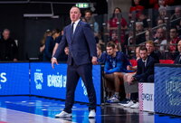 M.Šernius oportunistiškai žvelgia į laukiančias atkrintamąsias (Foto: Rokas Lukoševičius)