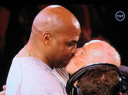 Charles Barkley bučinys su Dicku Bavetta