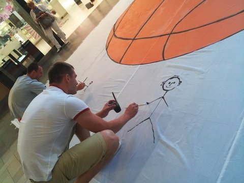 Virš Kauno sklandė didžiausias krepšinio aitvaras