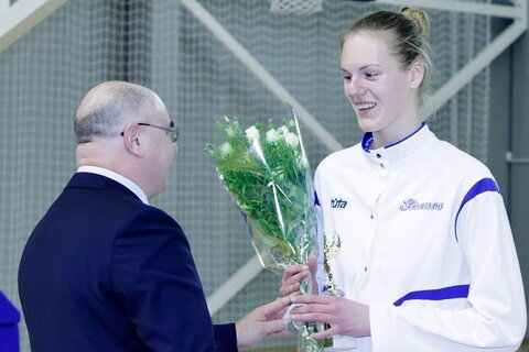 Kristinai Alminaite įteikiamas naudingiausios mėnesio žaidėjos prizas