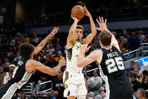 NBA: „Pacers“ – „Spurs“