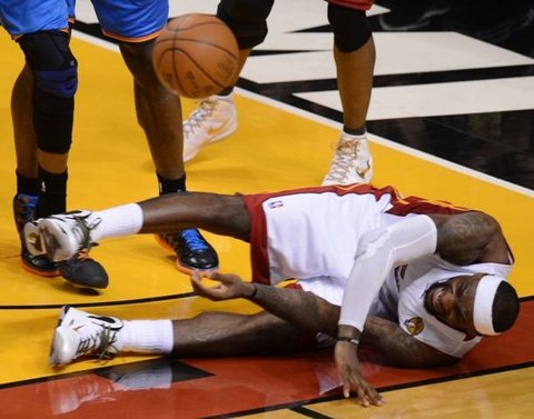 NBA finalas (IV), L.Jameso trauma