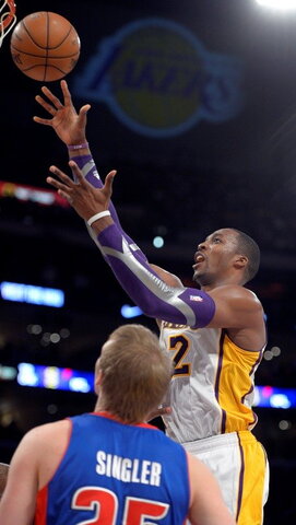 "Lakers" iškovojo pirmąją pergalę sezone