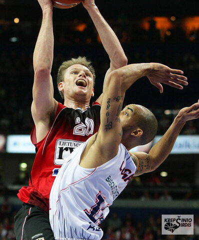 Brad Newley atakuoja Caja Laboral krepšį
