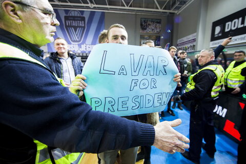 Plakatas LaVarui Ballui