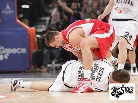 Linas Kleiza bando atkovoti kamuolį