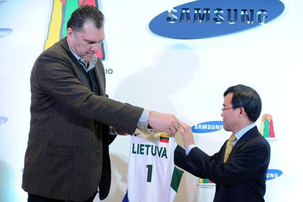 Sabonis įteikia marškinėlius