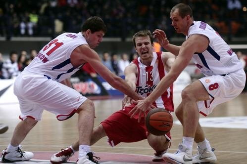 Šiškauskas ir Chriapa bando perimti kamuolį iš Gecevičiaus