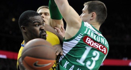 Žalgiriečiai rungtynių pradžioje prieš Schortsanitį ir dvigubino, ir trigubino gynybą