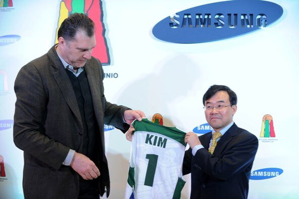 Sabonis įteikia marškinėlius