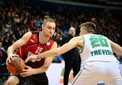 Katelynas veržiasi link krepšio