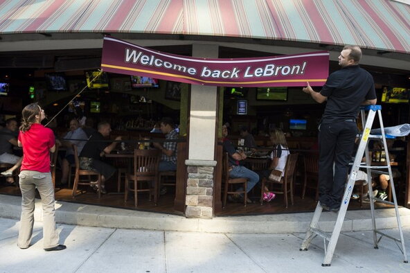 LeBronas grįžta į Klivlendą