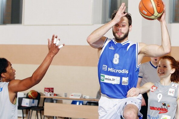„Kibirkšties-Tichės-IKI“ komanda įveikė pramogų pasaulio atstovus