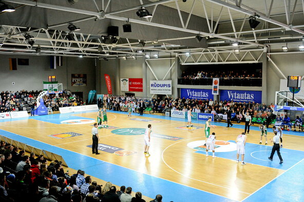 Prienų arena per krepšinio rungtynes talpina 1500 žiūrovų