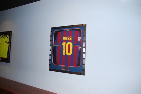 Messi marškinėliai su jo paties autografu