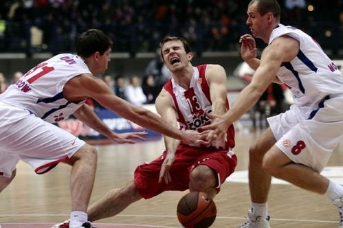 Šiškauskas ir Chriapa bando perimti kamuolį iš Gecevičiaus