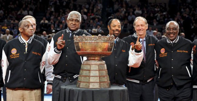 W.Reedas (antras iš kairės) ir čempioniškoji „Knicks“
