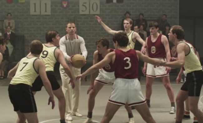 Kadras iš filmo „Dream Team 1935“