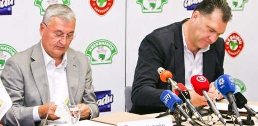 Po 12 metų pertraukos J.Kazlauskas suraitė parašą po LKF sutartimi