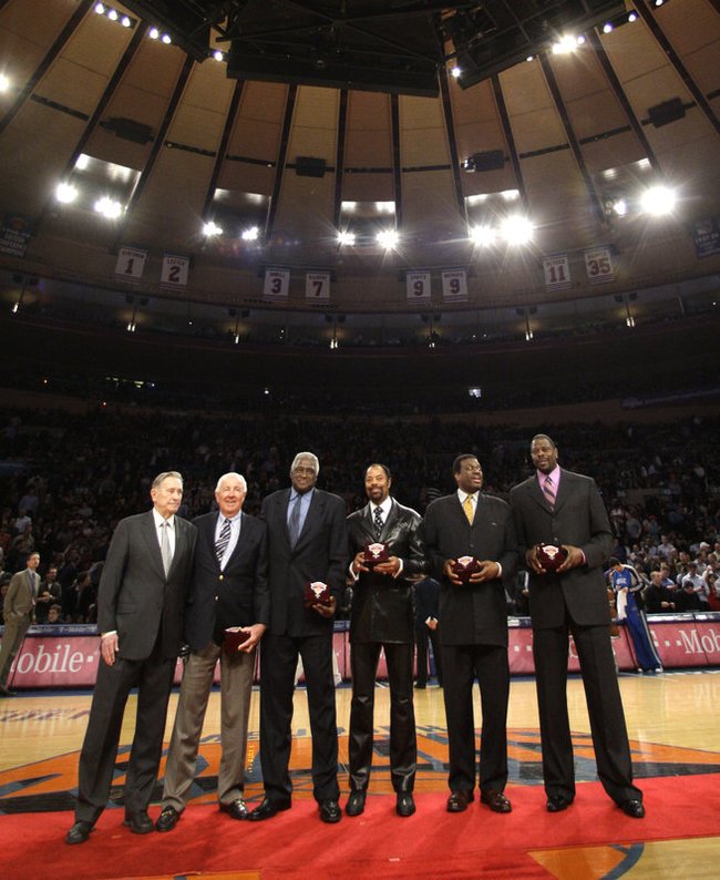 W.Reedas (trečias iš kairės) ir „Knicks“ legendos