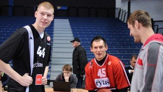 Latvis pasižymi taiklia ranka iš toli (Fotodiena.lt)