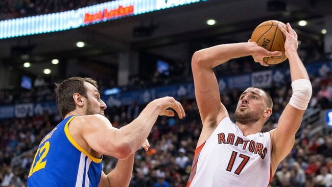 „Raptors“ dvidešimtmečio proga J.Valančiūnui proga matuotis legendinius klubo marškinėlius (Scanpix nuotr.)