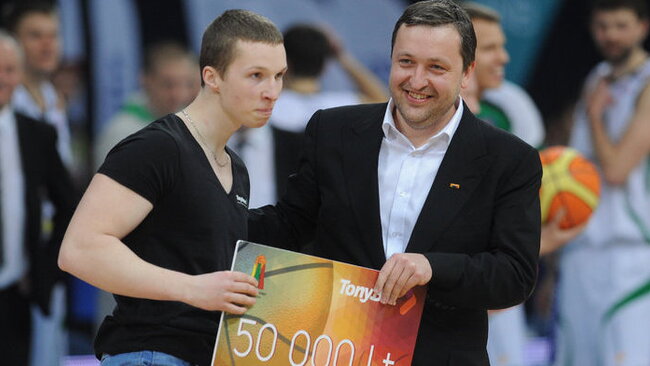 50 tūkst. čekį Vaidui įteikė A.Guoga (Fotodiena.lt)