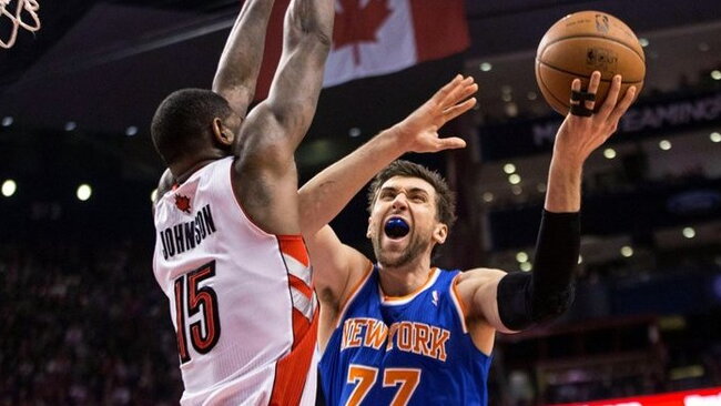 A.Bargnani nesuprato, kaip reikia gintis (Scanpix nuotr.)