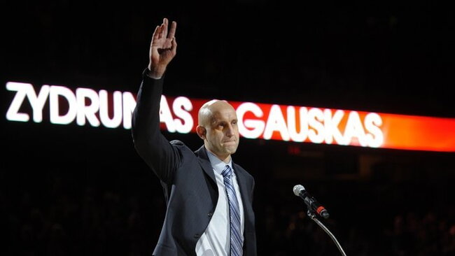 Ž.Ilgausko marškinėliai iškelti į „Cavaliers“ arenos palubes (Scanpix nuotr.)