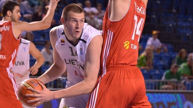 L.Chatkevičius sugriebė net 12 kamuolių (FibaEurope.com)
