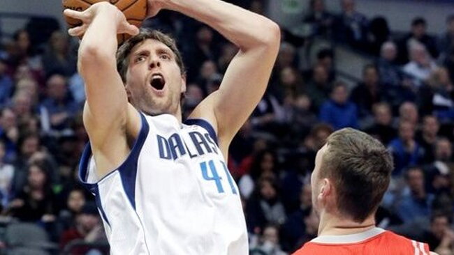 D.Motiejūnui sunkiai sekėsi stabdyti D.Nowitzki, bet polime lietuvis žaidė užtikrintai (Scanpix)