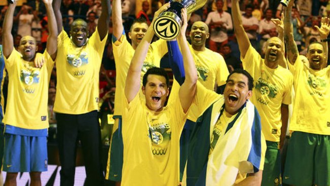 G.Pnini į viršų kėlė „Maccabi“ iškovotą Eurolygos čempionės taurę (Scanpix)