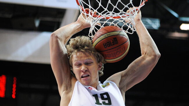 Už progresą žaidime M.Kuzminskas dėkungas Joanui Plazai (Robertas Dačkus, Fotodiena.lt)